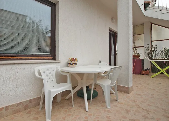 Vladimira 1569 Πούλα